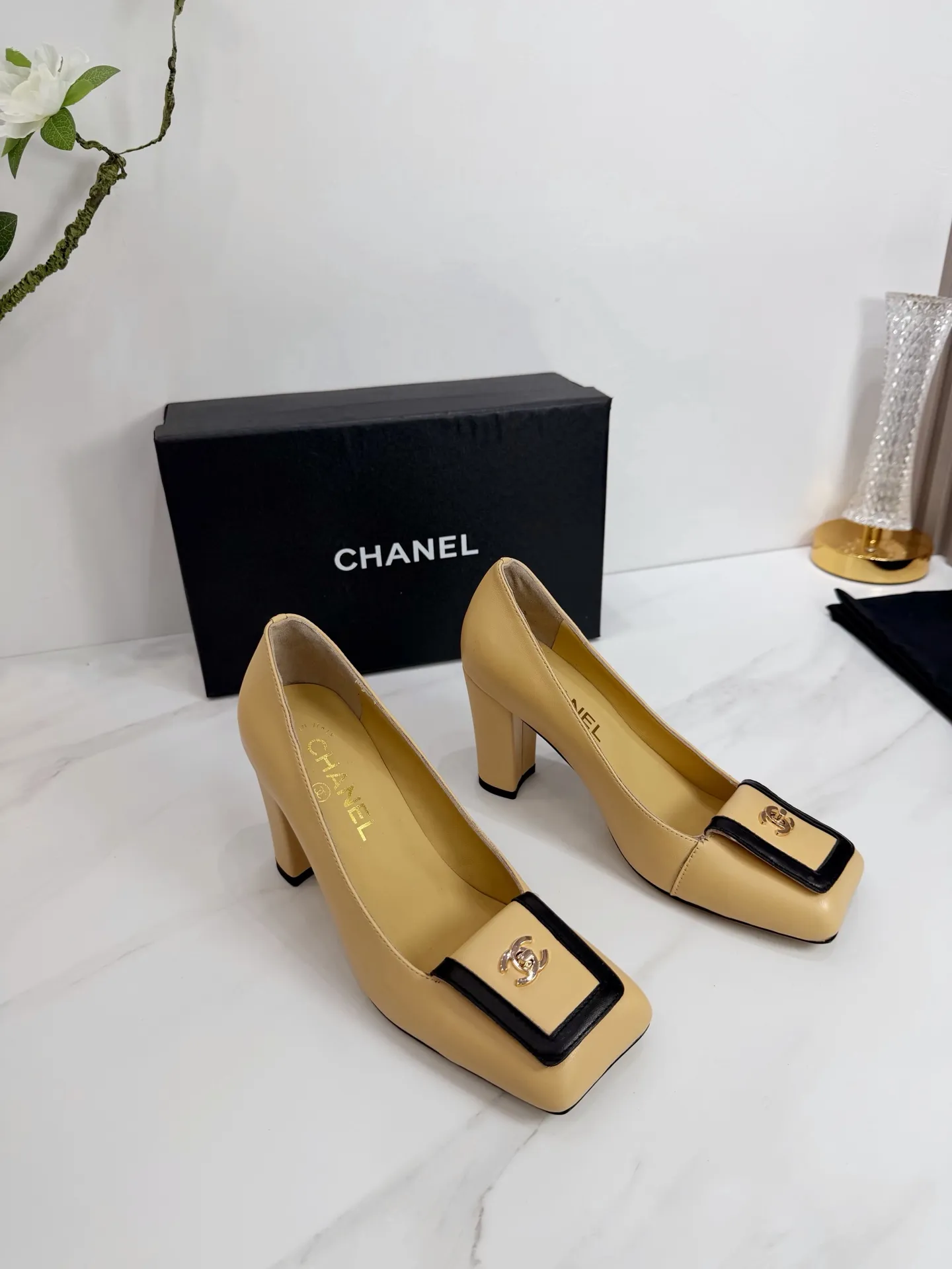 👟👟Ex-factory price 560👟👟 CHANEL 2026 Autumn Martin Boots Single Shoes Sandals Slippers Latest ❤ European Purchasing Agency & Fragrant Grandma’s New Fashion Latest Page 🔛 Small fragrant Martin boots that exude lasting charm ~ The original development supports any comparison in the market 🆚 The so-called smooth and natural lines can restore the original appearance. Many stars have recommended it One of the must-have items in spring. Super comfortable on the feet, really fragrant series... 💝💝💝 1⃣️Fabric: Imported Yangjing 2⃣️Inner: Imported sheepskin 3⃣️Outsole: Imported Italian original original color genuine leather outsole Heel height 8.0 4⃣️Code number: 35 to 39 (customized at 40.41)